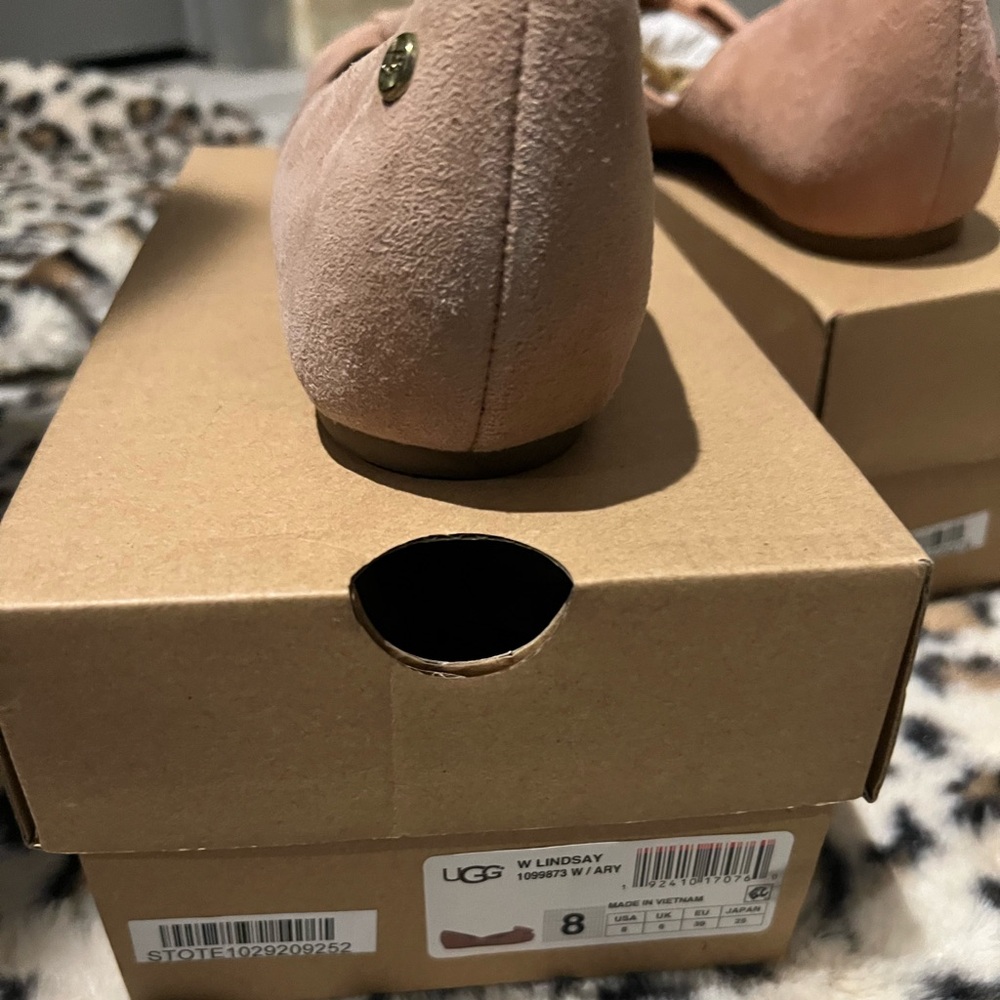 Petal pink suede uggs 
Size 8 
Worn